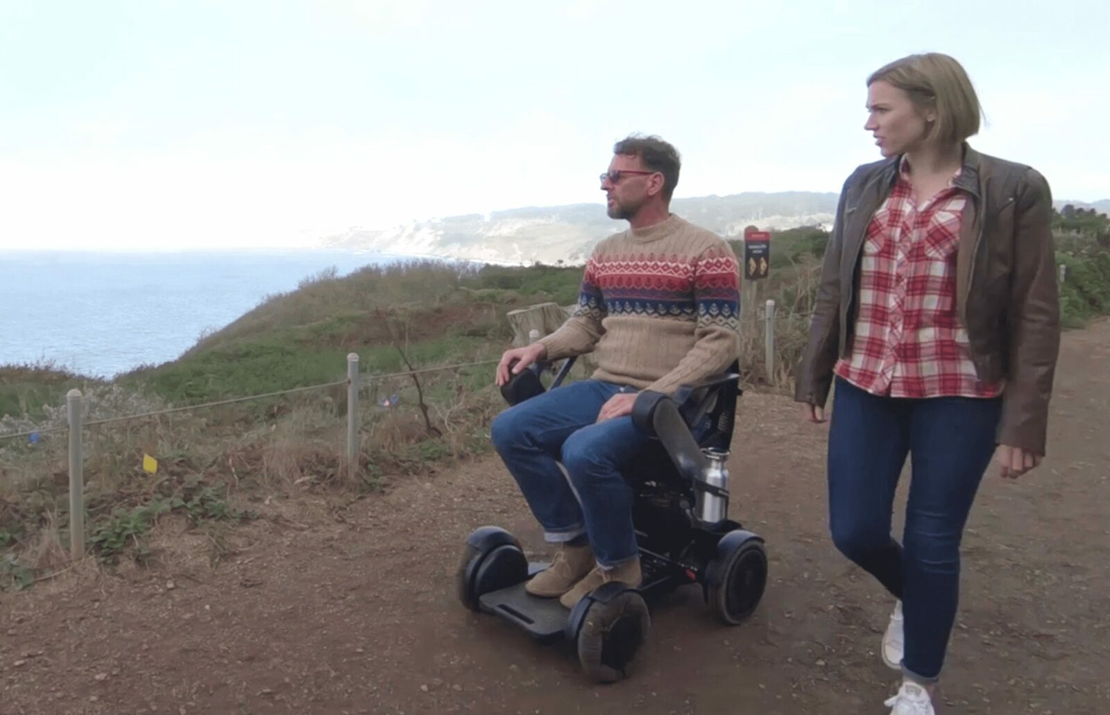 Personne en balade sur le fauteuil roulant électrique design Whill Model C