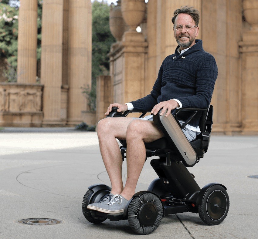 Personne en fauteuil roulant électrique Whill Model C