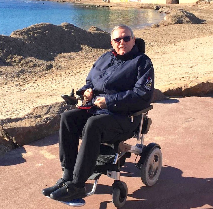 Roger avec le fauteuil roulant électrique pliable Ergo 09L