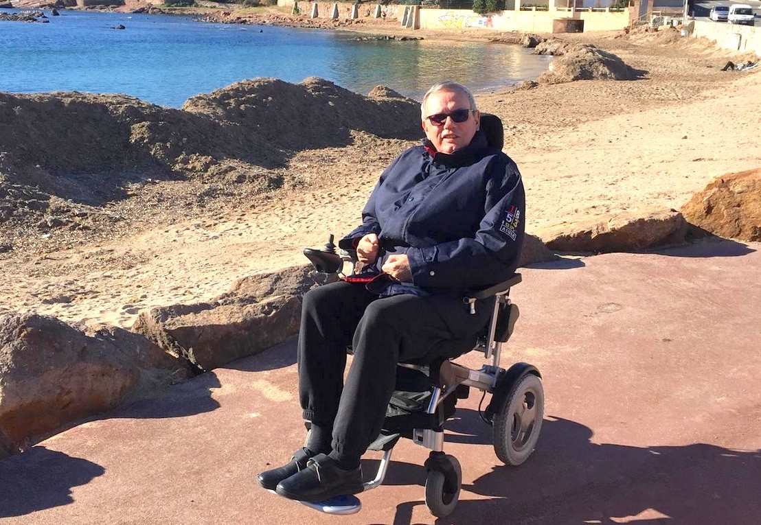 Roger avec le fauteuil roulant électrique inclinable Ergo 09L
