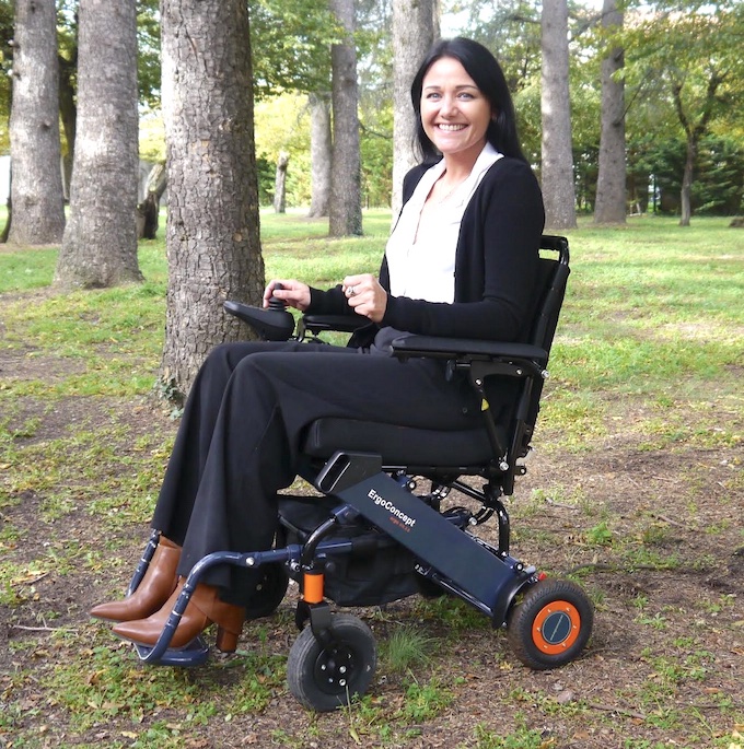 Personne en fauteuil roulant électrique Whill Model C